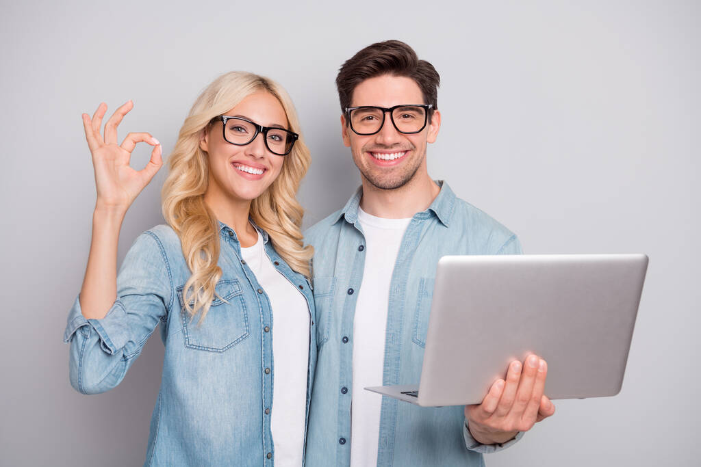 Foto do jovem casal de negócios feliz sorriso positivo mostrar tudo bem sinal usar internet computador isolado sobre fundo de cor cinza - Foto, Imagem