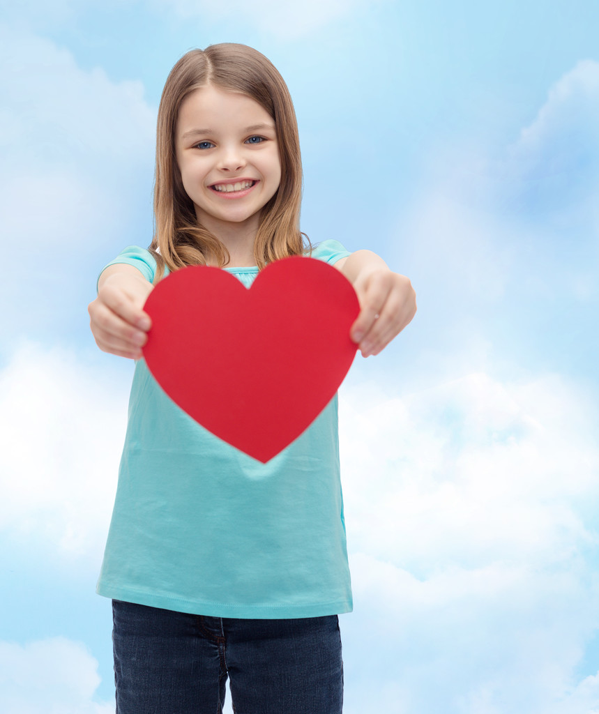 Улыбающаяся маленькая девочка с красным сердцем
 - Фото, изображение