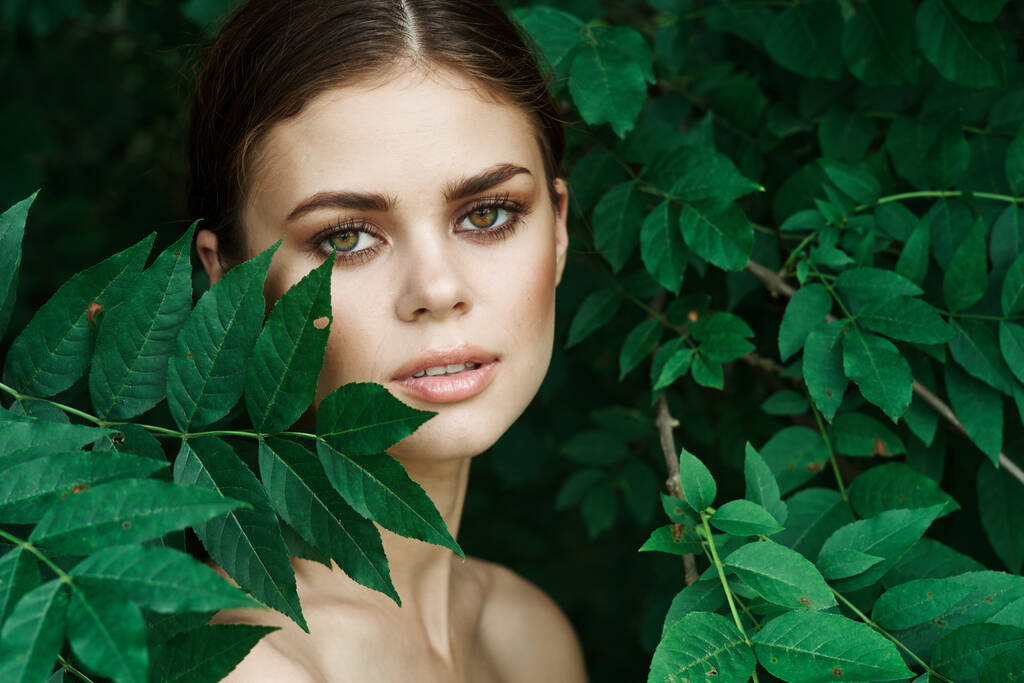 красивая женщина зеленые листья чистой кожи - Фото, изображение