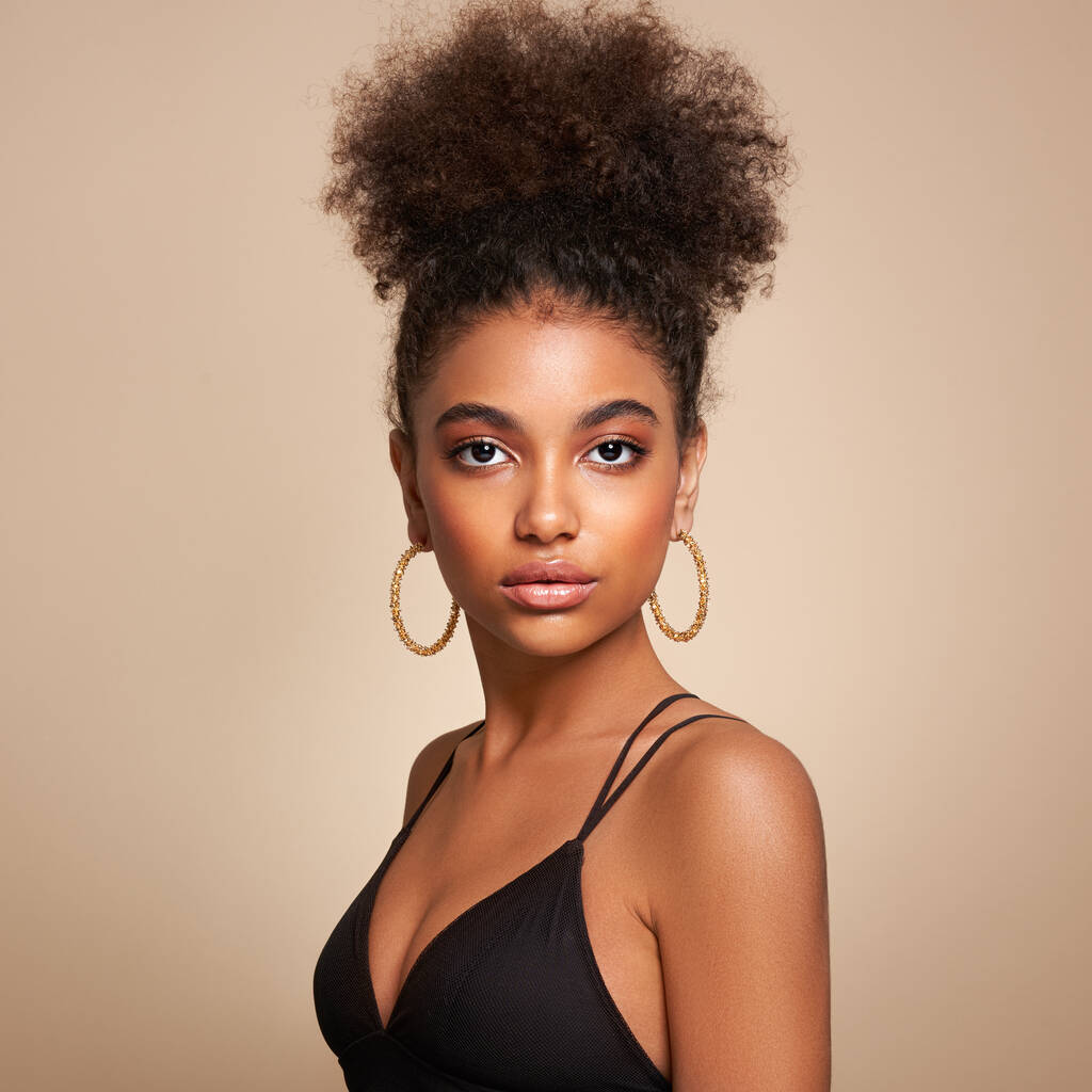 Retrato de beleza de menina afro-americana com cabelo afro. Mulher negra bonita. Cosméticos, maquiagem e moda - Foto, Imagem