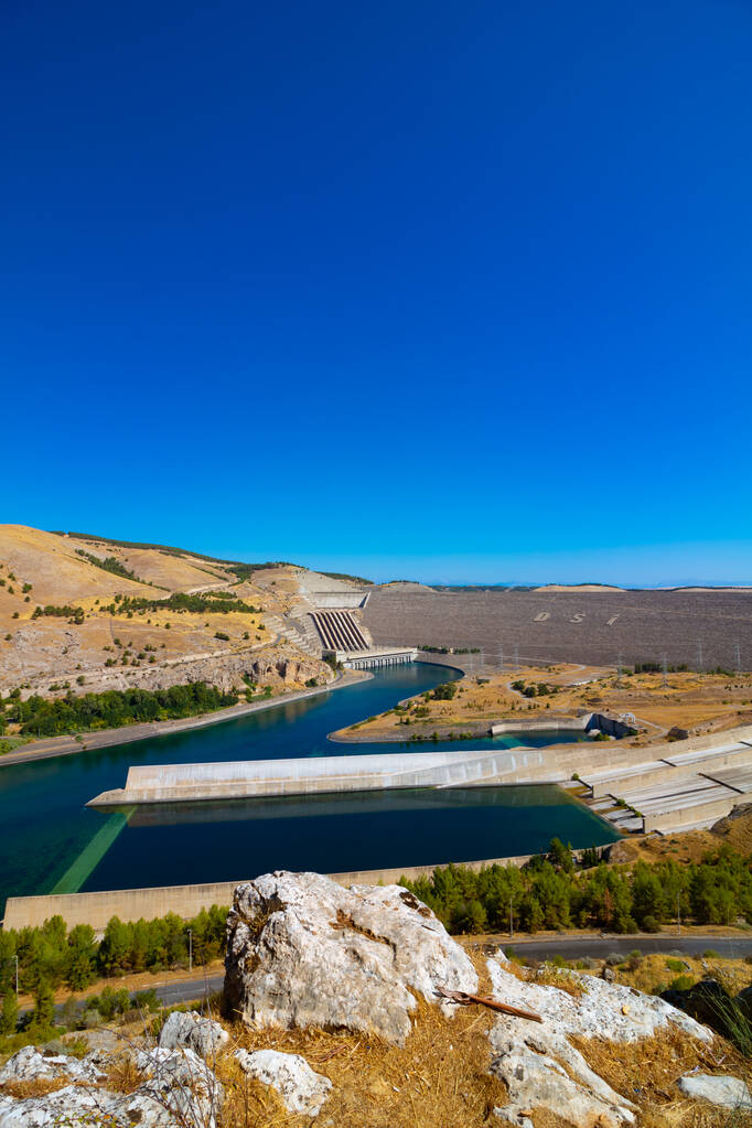 Sanliurfa Türkei - 16.8.2021: Atatürk-Staudamm und Wasserkraftwerk am Euphrat in der Türkei.  - Foto, Bild
