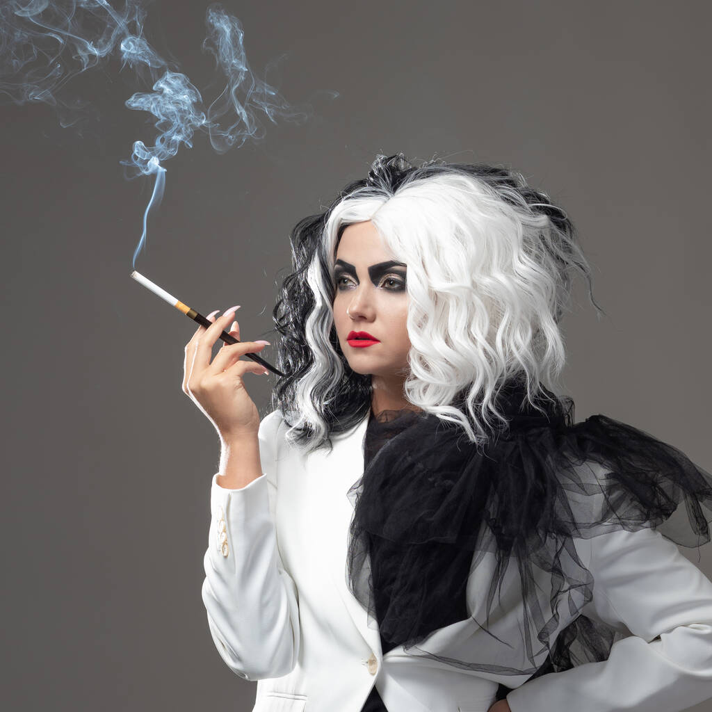 donna insolita carismatica in abito bianco e nero con capelli bianchi e neri, - Foto, immagini