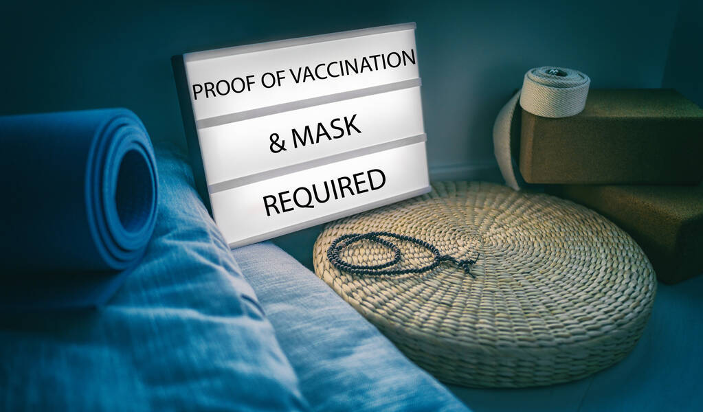 Signo del estudio de yoga Coronavirus: prueba de vacunación y uso de una máscara facial necesaria para hacer una clase de interior en el gimnasio - Foto, Imagen