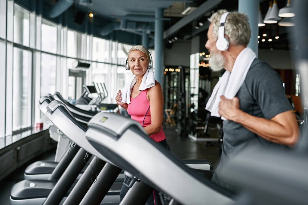 Sporty ηλικιωμένους άσκηση μαζί στο σύγχρονο γυμναστήριο - Φωτογραφία, εικόνα