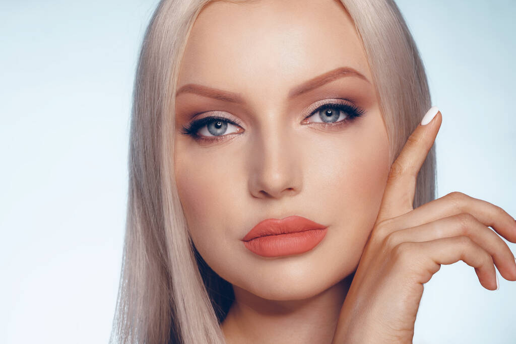 Nahaufnahme Schönheit Porträt einer blonden Frau mit perfekter Haut und prallen Lippen - Foto, Bild