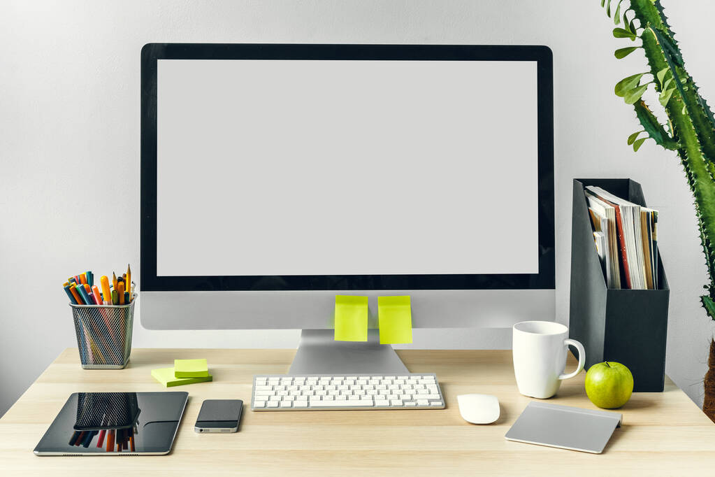 Ofis masasında malzemelerle birlikte beyaz ekranlı bilgisayar monitörü - Fotoğraf, Görsel