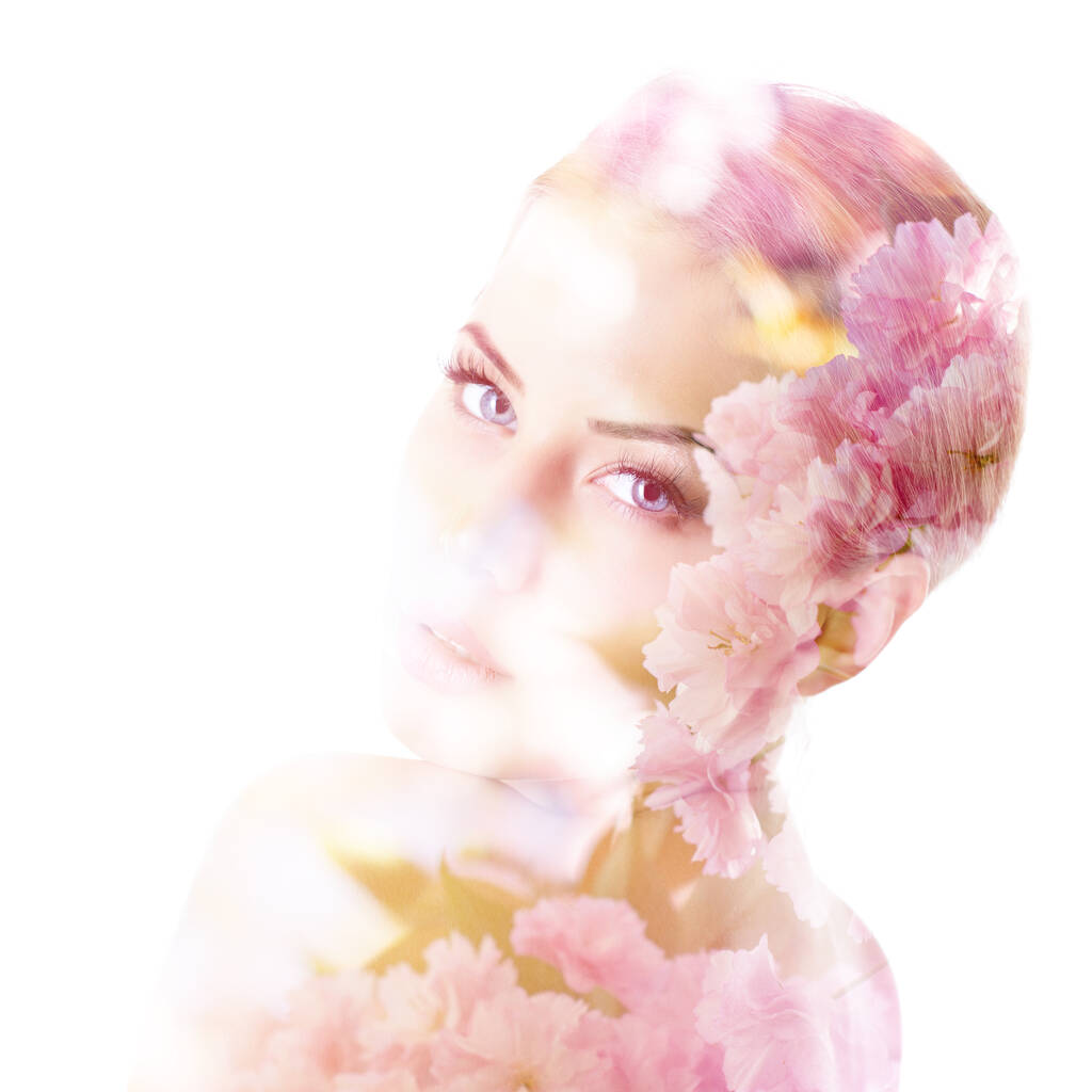 Schönes junges weibliches Gesicht mit frühlingsblühenden Kirschbaumblüten, Doppelbelichtung. Schönheitsbehandlung, Jugend, Frühlingskonzept - Foto, Bild