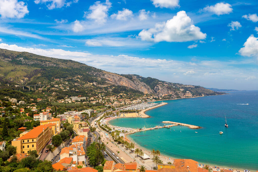 Blick auf Menton an der französischen Riviera an einem schönen Sommertag, Frankreich - Foto, Bild