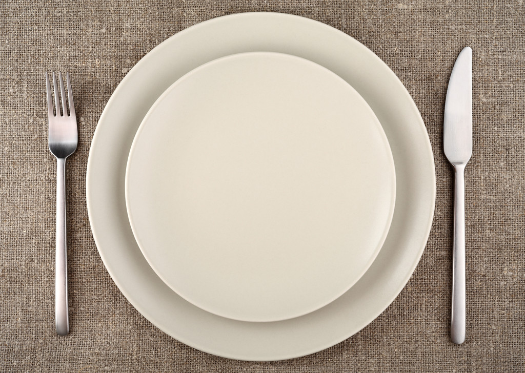 Tischdekoration. beige Teller, Gabel, Messer und beige Leinentischdecke - Foto, Bild