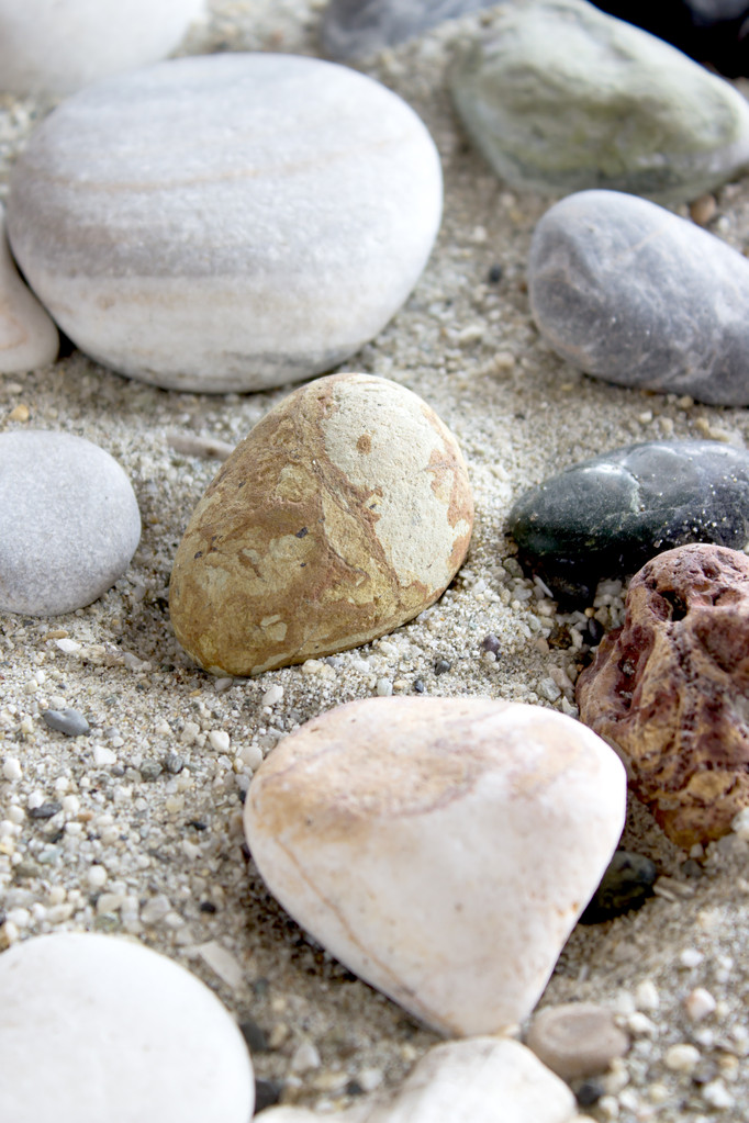 Colección de piedras marinas sobre fondo de arena
 - Foto, Imagen