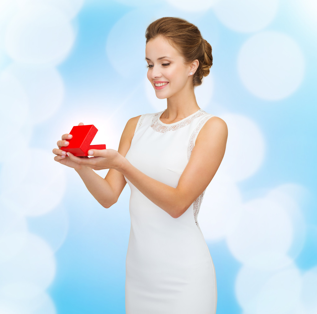 Sorrindo mulher segurando caixa de presente vermelho
 - Foto, Imagem