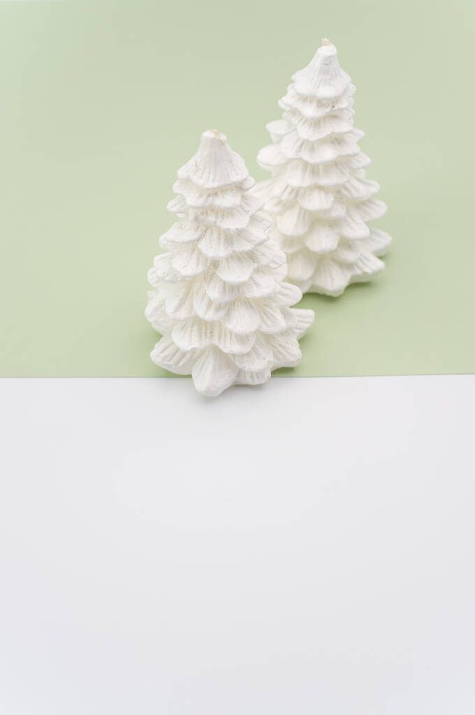 Boże Narodzenie ozdobne tło z jodłami na zielonej i białej powierzchni z miejsca kopiowania - Zdjęcie, obraz
