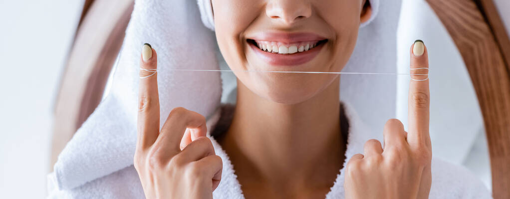 Banyoda diş ipi tutan mutlu kadının kısmi görüntüsü, afiş. - Fotoğraf, Görsel