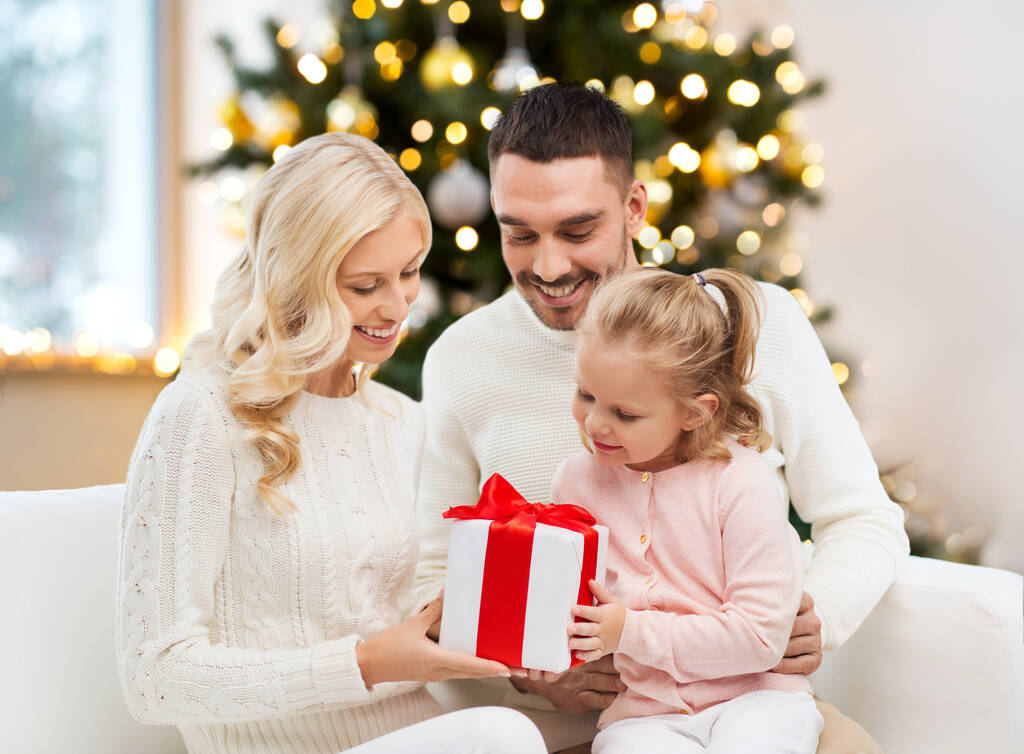 Szczęśliwa rodzina, w domu z christmas gift box - Zdjęcie, obraz