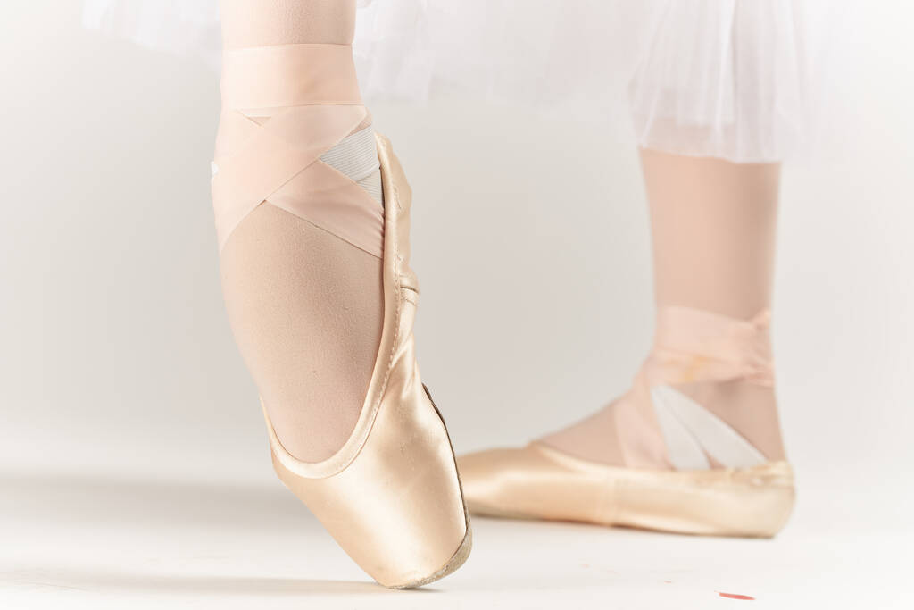 танець балету виконує класичний стиль світлого фону
 - Фото, зображення
