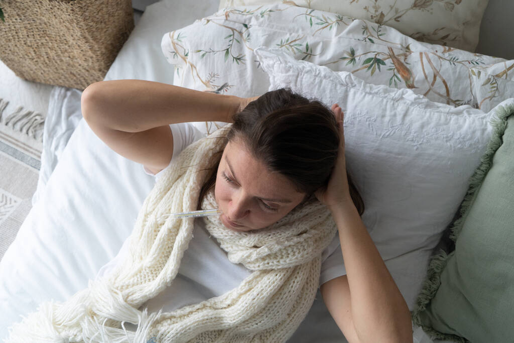 Больная женщина в постели - Фото, изображение