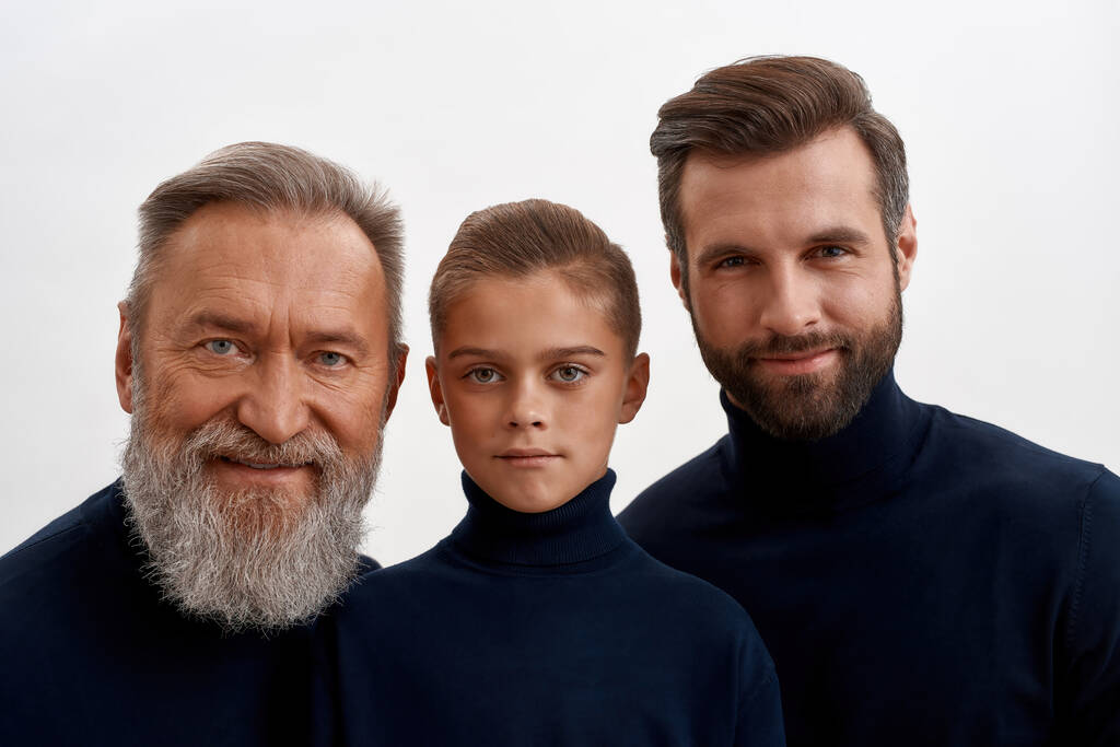 Πορτρέτο των ευτυχισμένων τριών γενεών ανδρών μαζί - Φωτογραφία, εικόνα