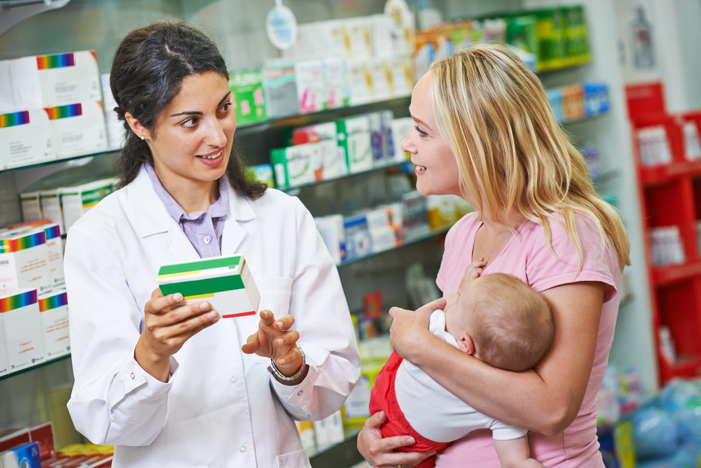 Farmácia química, mãe e criança na farmácia
 - Foto, Imagem