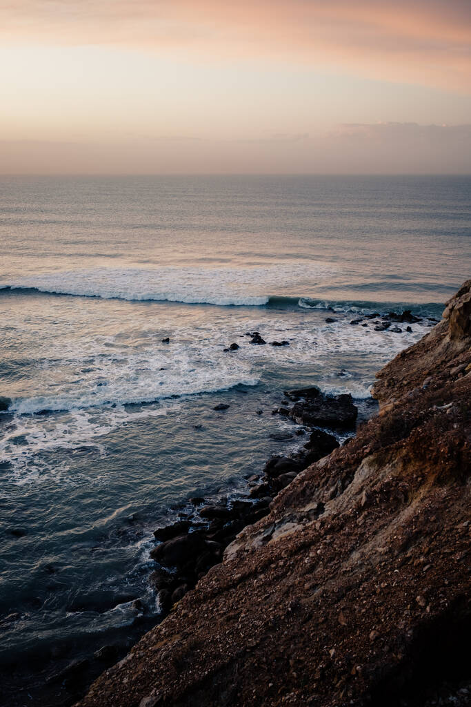Uma vista incrível do oceano ondulado e do belo pôr do sol. - Foto, Imagem
