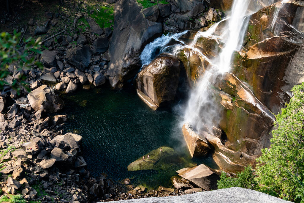 Wodospad Vernal z długą ekspozycją otoczony zielenią w Parku Narodowym Yosemite, Kalifornia - Zdjęcie, obraz