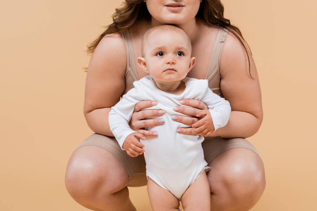 Corpo donna positiva abbraccio bambino figlia isolato su beige  - Foto, immagini