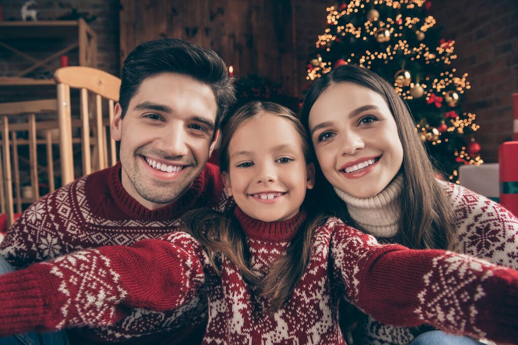 Zdjęcie zabawnej rodziny mamusia tatuś córka do selfie nosić czerwony sweter powitanie w komfortowym mieszkaniu - Zdjęcie, obraz