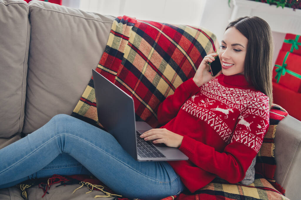 Profiili puolella kuva nuori tyttö tehdä keskustelun matkapuhelin onnitella perheen käyttö kannettava tietokone joulu sisätiloissa - Valokuva, kuva