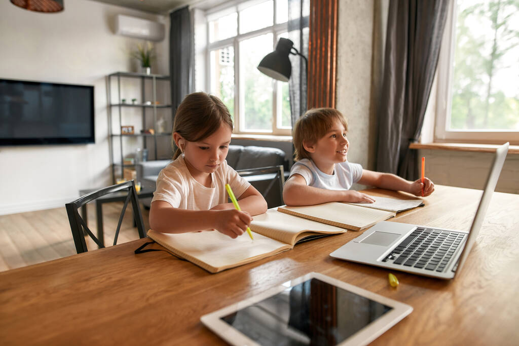 Crianças adolescentes inteligentes estudam on-line em casa em confinamento - Foto, Imagem