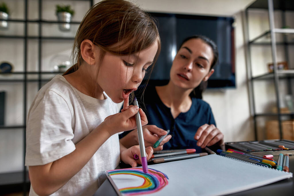 Söpö pieni tyttö lapsi piirtää markkereita albumi - Valokuva, kuva