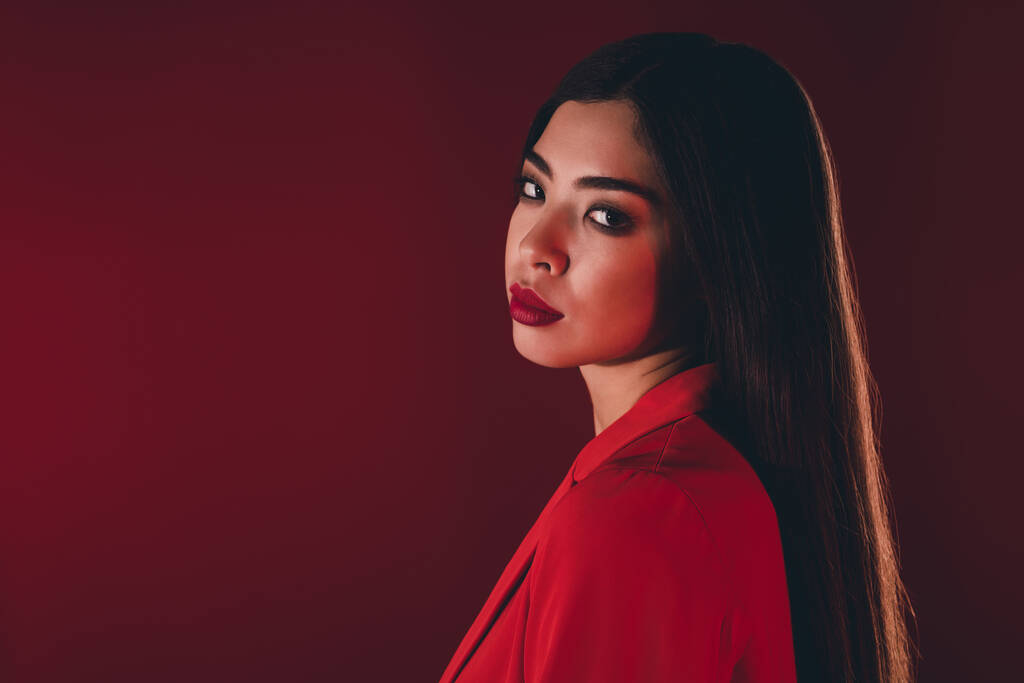 Kırmızı kestane rengi arkaplan üzerinde izole edilmiş fotokopi alanı pozu veren göz kamaştırıcı içerik kadının profil kenar görünümü portresi - Fotoğraf, Görsel