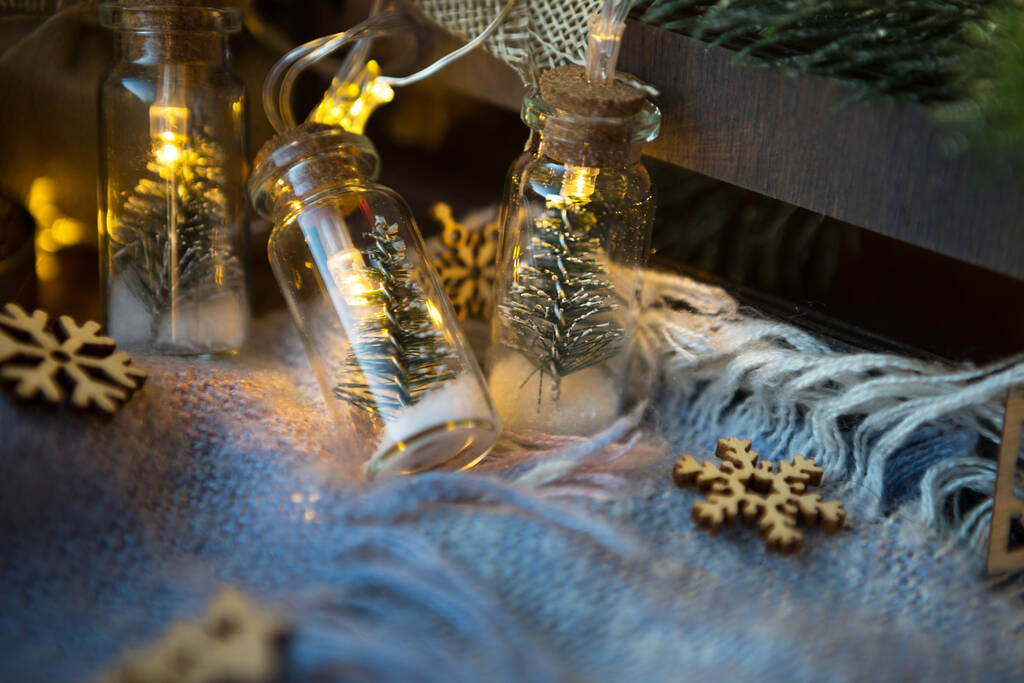 Fairy valot purkissa joulukuusi ja lunta lähikuva lämmin viihtyisä ruudullinen puinen sisustus. Joulu ja uusi vuosi, juhlava sisustus, mukavuus kotona, juhlan valmistelu, upea tunnelma - Valokuva, kuva