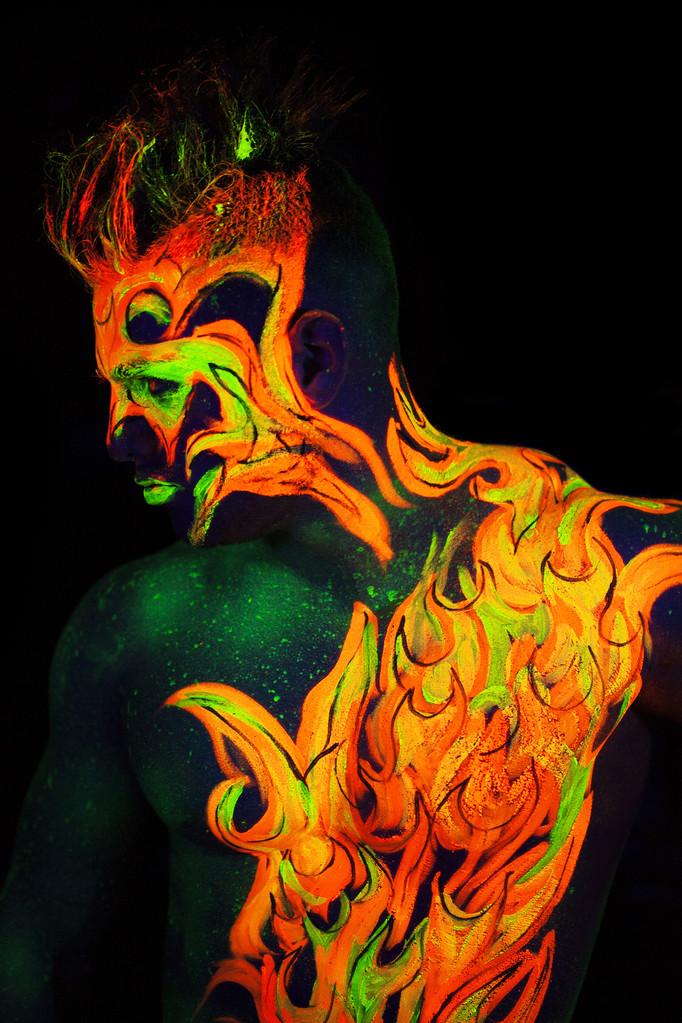 Боди-арт светится в ультрафиолетовом свете
  - Фото, изображение
