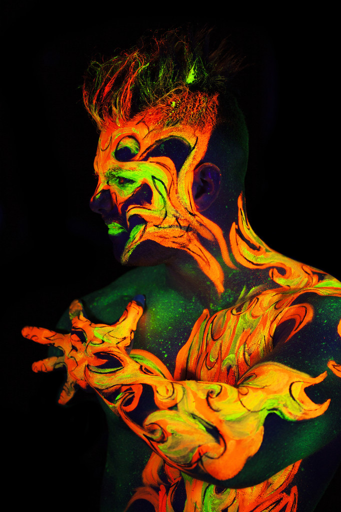 sztuka ciała świecące w świetle ultrafioletowym  - Zdjęcie, obraz