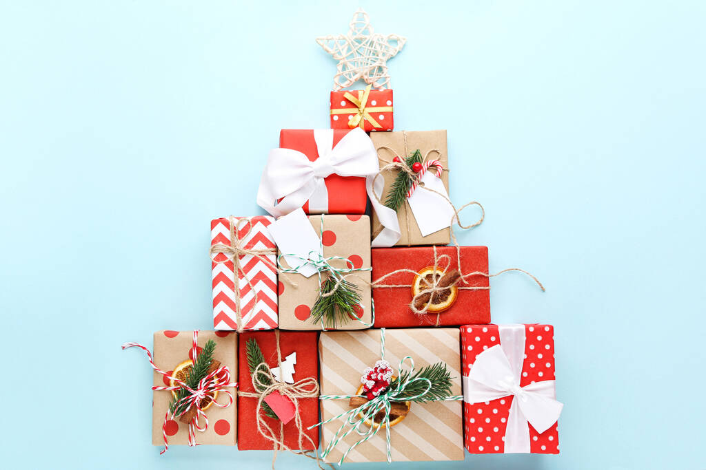 Cajas de regalo con adornos sobre fondo azul - Foto, imagen