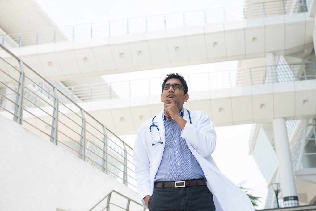 Intialainen mieslääkäri, joka ajattelee sairaalan taustaa
 - Valokuva, kuva