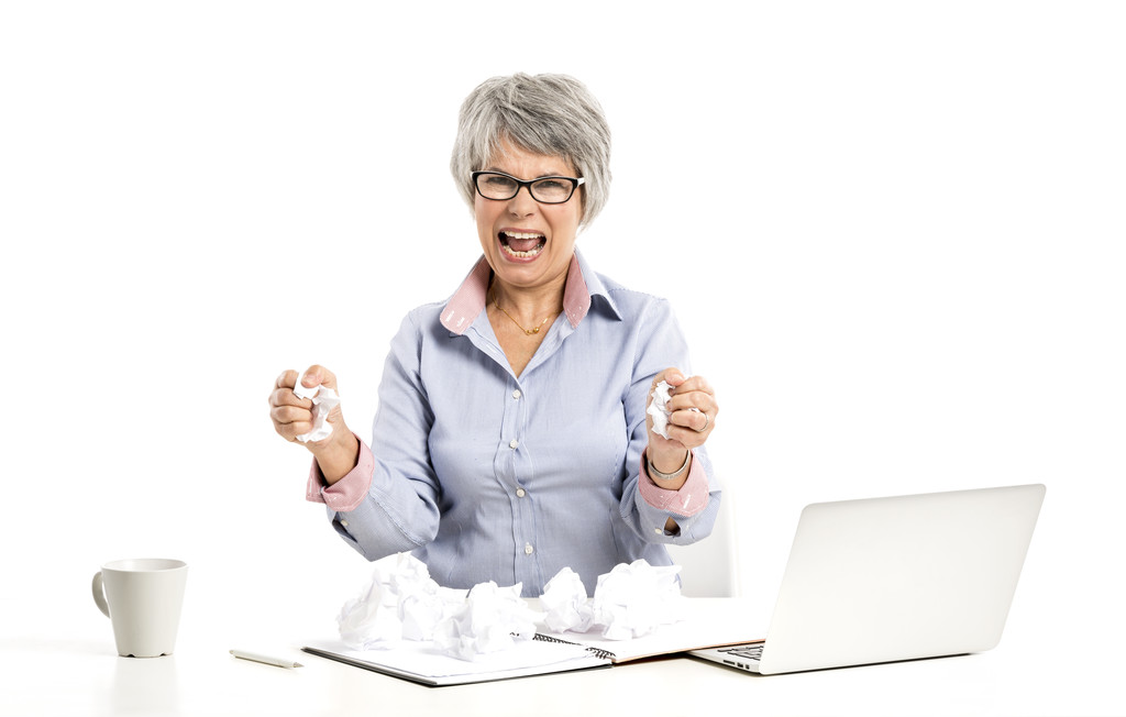 Donna anziana che lavora con un computer portatile
 - Foto, immagini