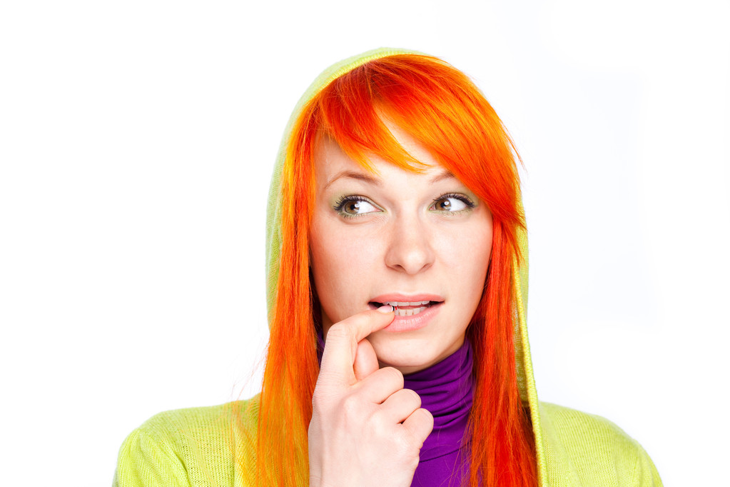 Червоне волосся цікава жінка тримає палець в роті
 - Фото, зображення