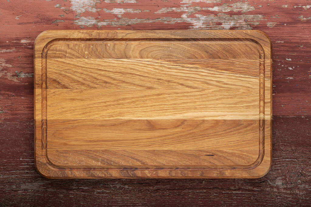 Planche à découper sur une table de cuisine en bois. Espace pour le texte. Vue du dessus. - Photo, image