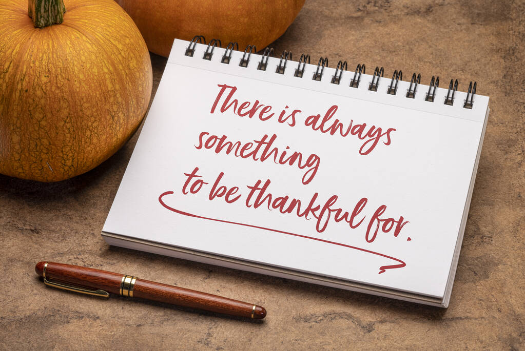 Es gibt immer etwas, wofür man dankbar sein kann - Handschrift in einem spiralförmigen Skizzenbuch mit einem Kürbis, inspirierendes Konzept für Thanksgiving-Feiertage - Foto, Bild