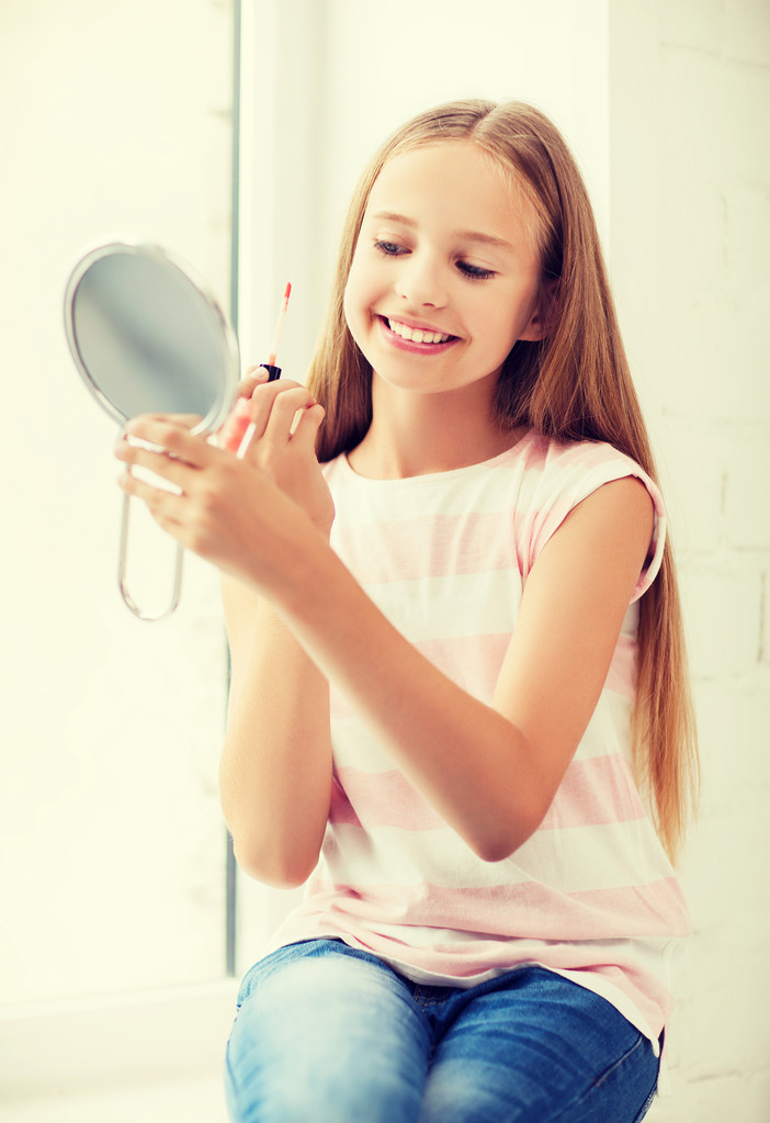 dospívající dívka s lesk na rty a zrcadlo - Fotografie, Obrázek
