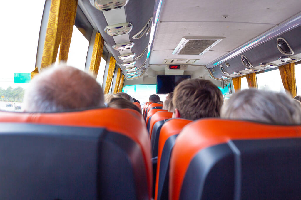 Turyści jeżdżą autobusem na zwiedzanie - Zdjęcie, obraz