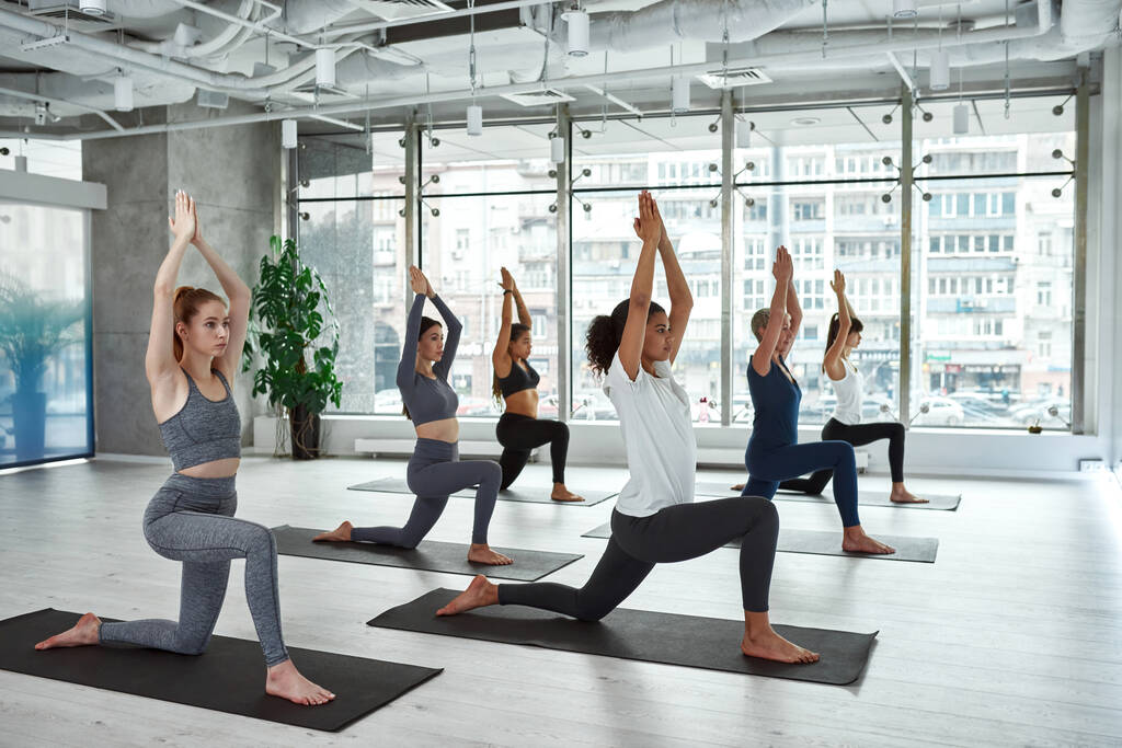 Sportieve diverse vrouwen beoefenen yoga in de klas - Foto, afbeelding