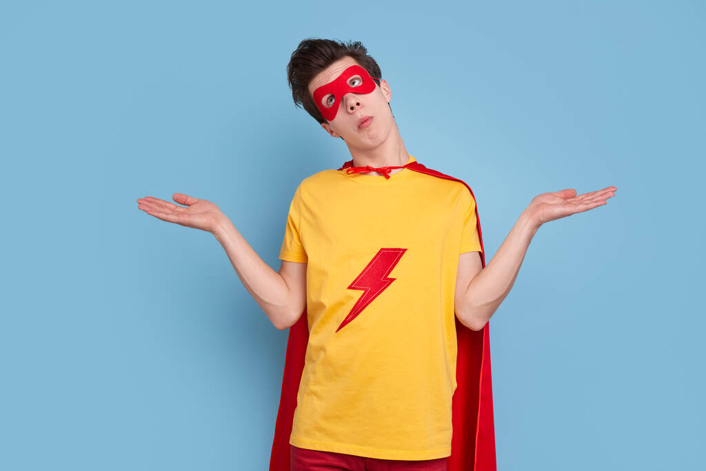 Superhéros incertain en costume en studio - Photo, image