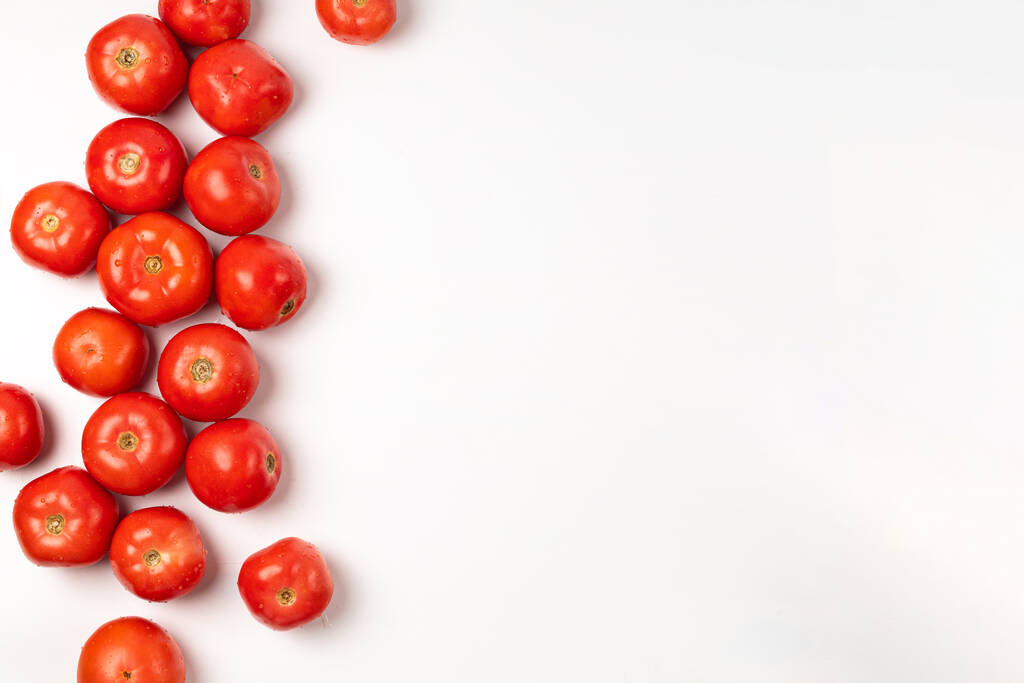 Κόκκινες φρέσκες ντομάτες σε λευκό φόντο για κείμενο - Φωτογραφία, εικόνα