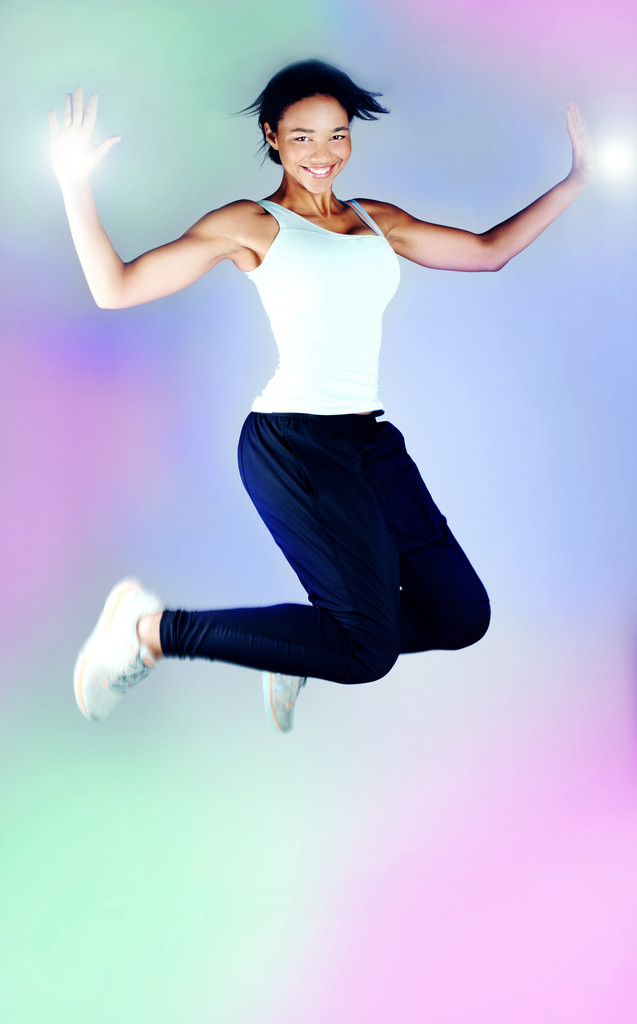 Sorridente bruna donna saltando
 - Foto, immagini