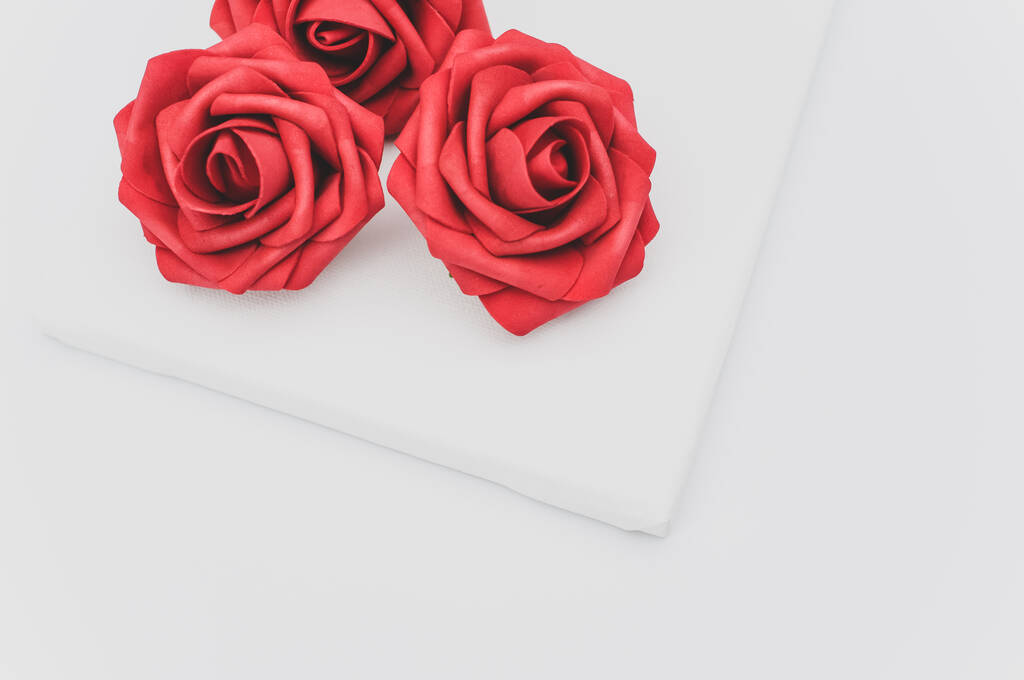 rode roos bloem hoofd op een leeg doek op wit met tekst ruimte - Foto, afbeelding