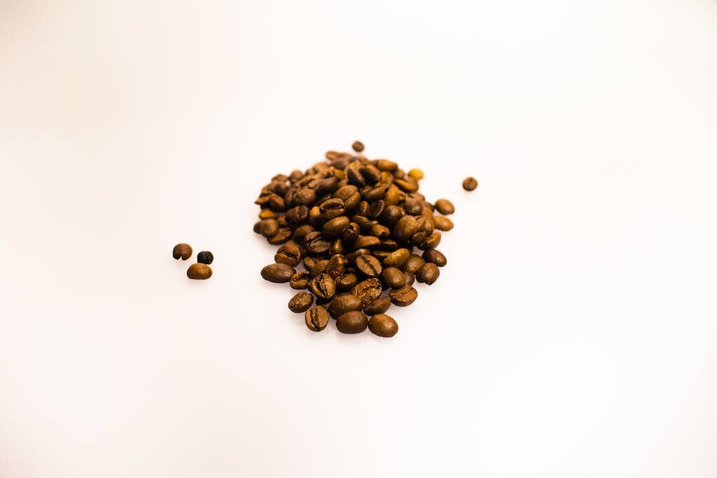 Um close-up de grãos de café em um fundo branco
 - Foto, Imagem