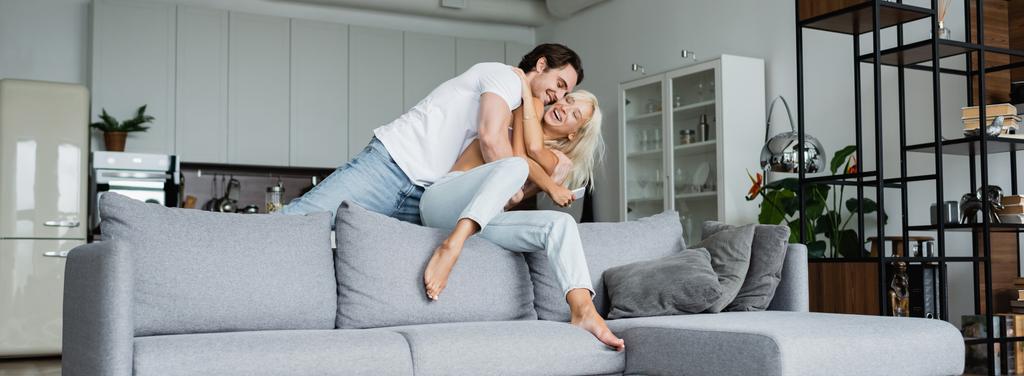 alegre jovem casal se divertindo na sala de estar, banner - Foto, Imagem
