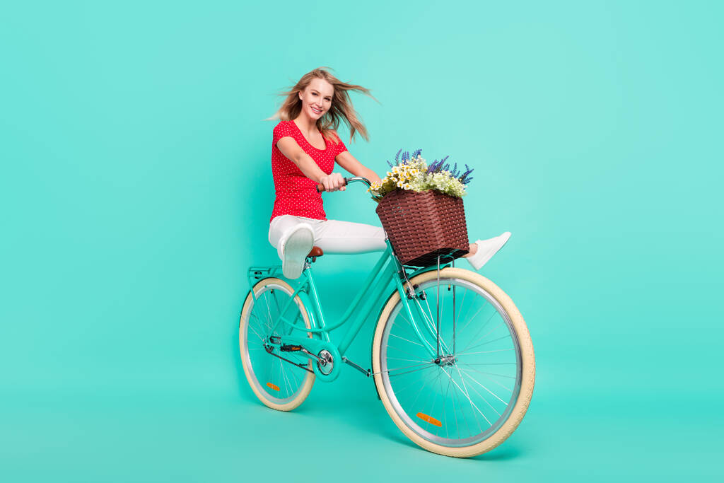 Perfil de comprimento total lateral foto da jovem mulher feliz sorriso passeio de bicicleta viagem transporte isolado sobre turquesa cor fundo - Foto, Imagem