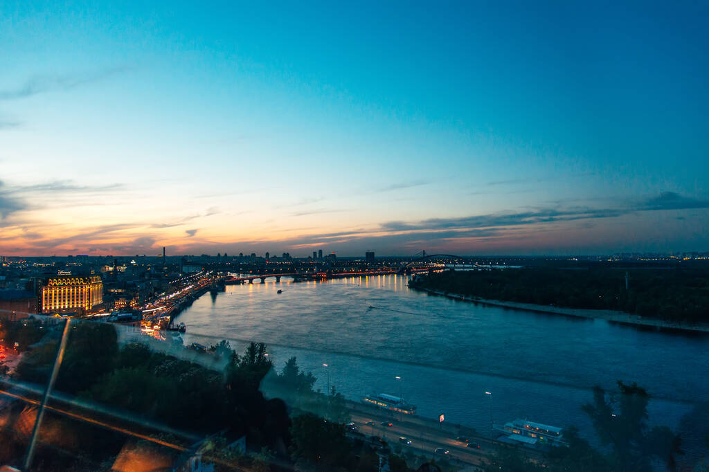 Київ, Україна - 22 травня 2021 року. Вечірня панорама міста над Дніпром. Захід сонця. - Фото, зображення